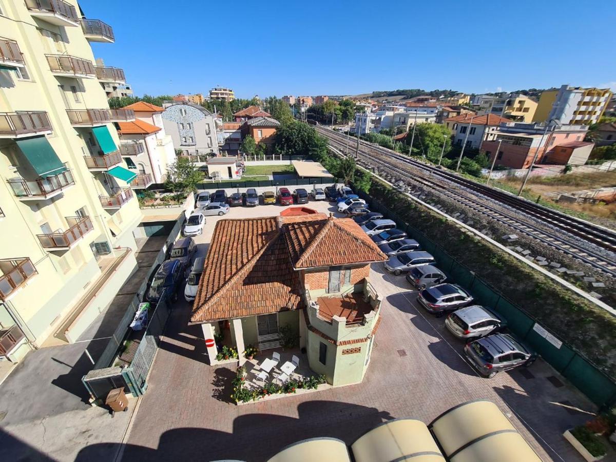 Hotel Fiorella เซนีกัลเลีย ภายนอก รูปภาพ