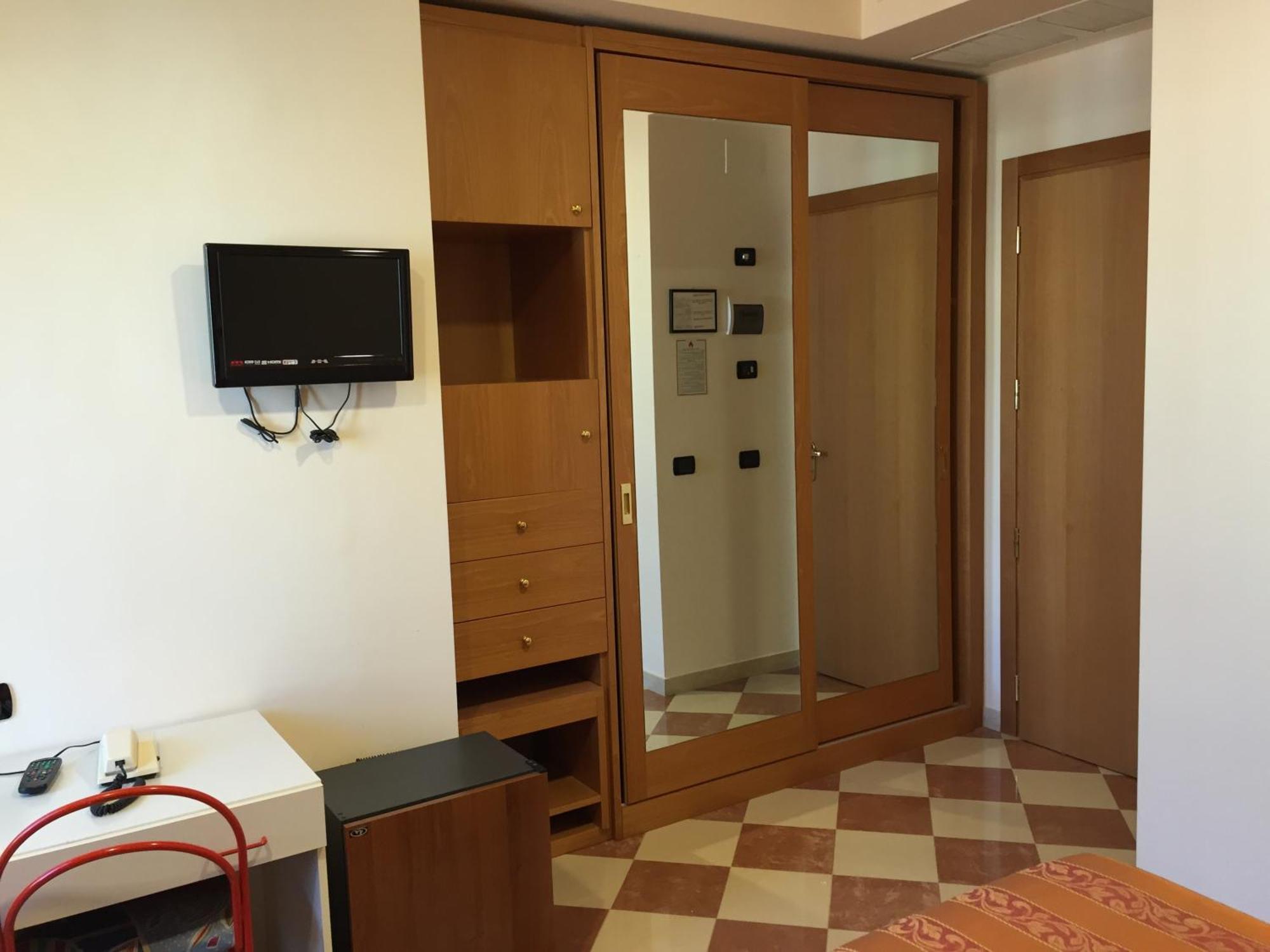 Hotel Fiorella เซนีกัลเลีย ห้อง รูปภาพ
