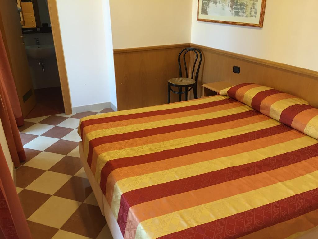 Hotel Fiorella เซนีกัลเลีย ห้อง รูปภาพ