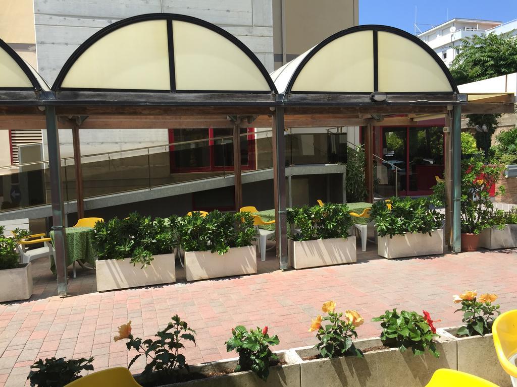 Hotel Fiorella เซนีกัลเลีย ภายนอก รูปภาพ