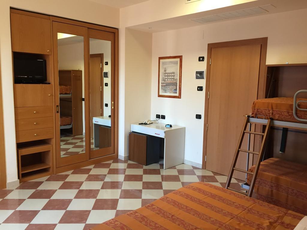 Hotel Fiorella เซนีกัลเลีย ห้อง รูปภาพ