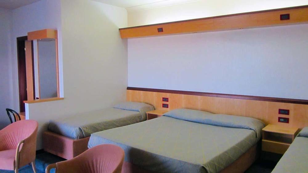 Hotel Fiorella เซนีกัลเลีย ภายนอก รูปภาพ